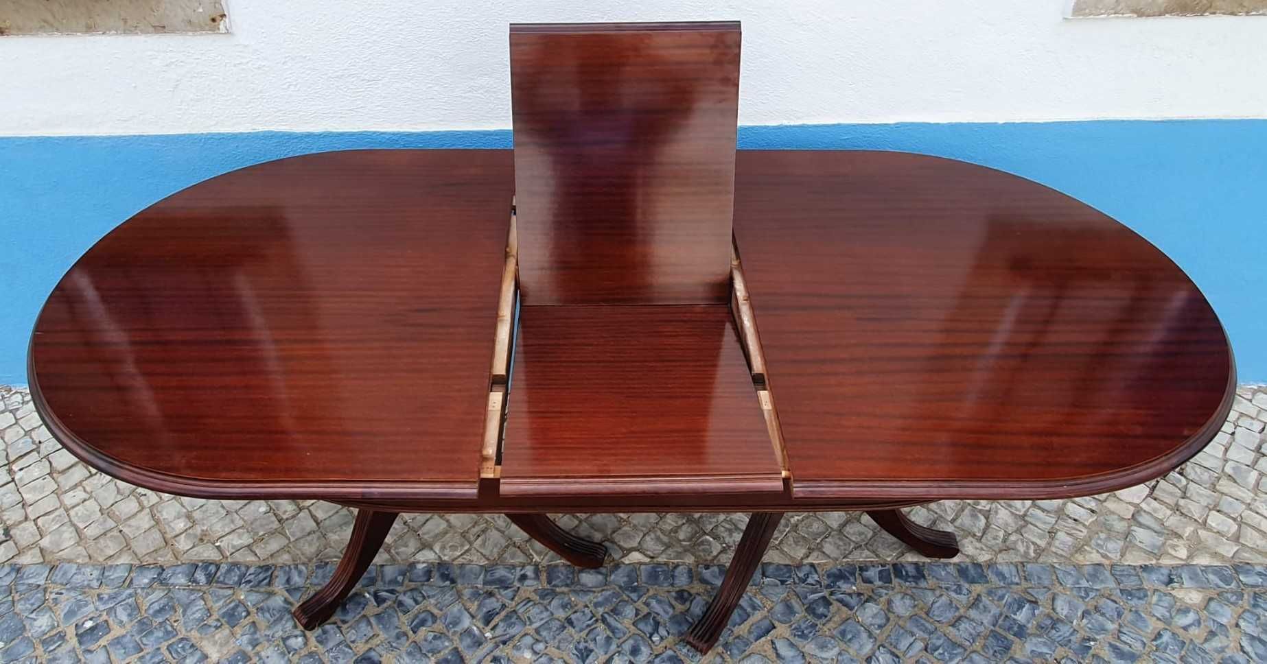Mesa de jantar em madeira