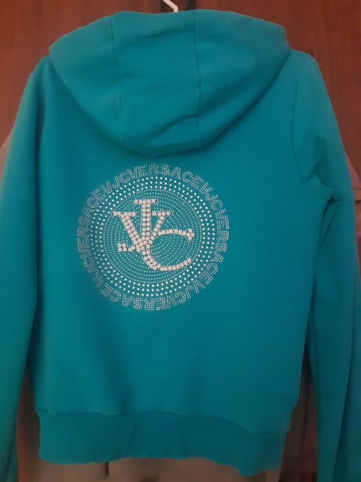 Продам курточку на молнии.