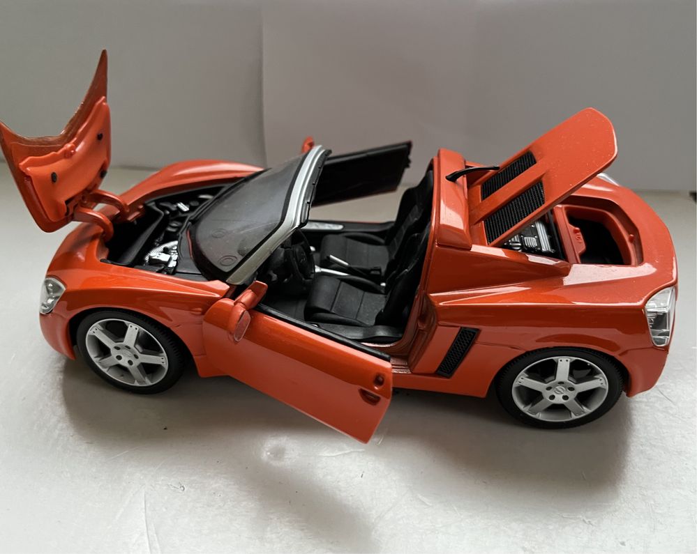 Model samochodu w skali 1:18 Opel Speedster Maisto Norev Bburago