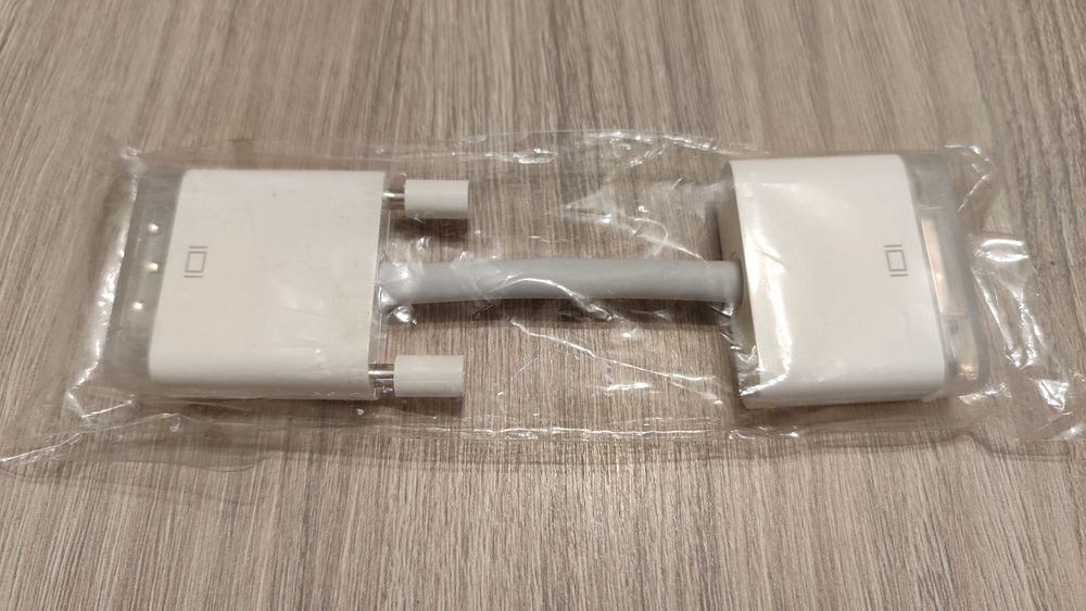 Адаптери: Displayport Apple,DVI, dislayport