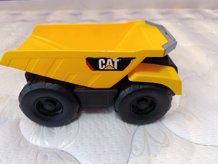 Іграшкова вантажівка CAT — міцна та яскрава техніка для дітей
