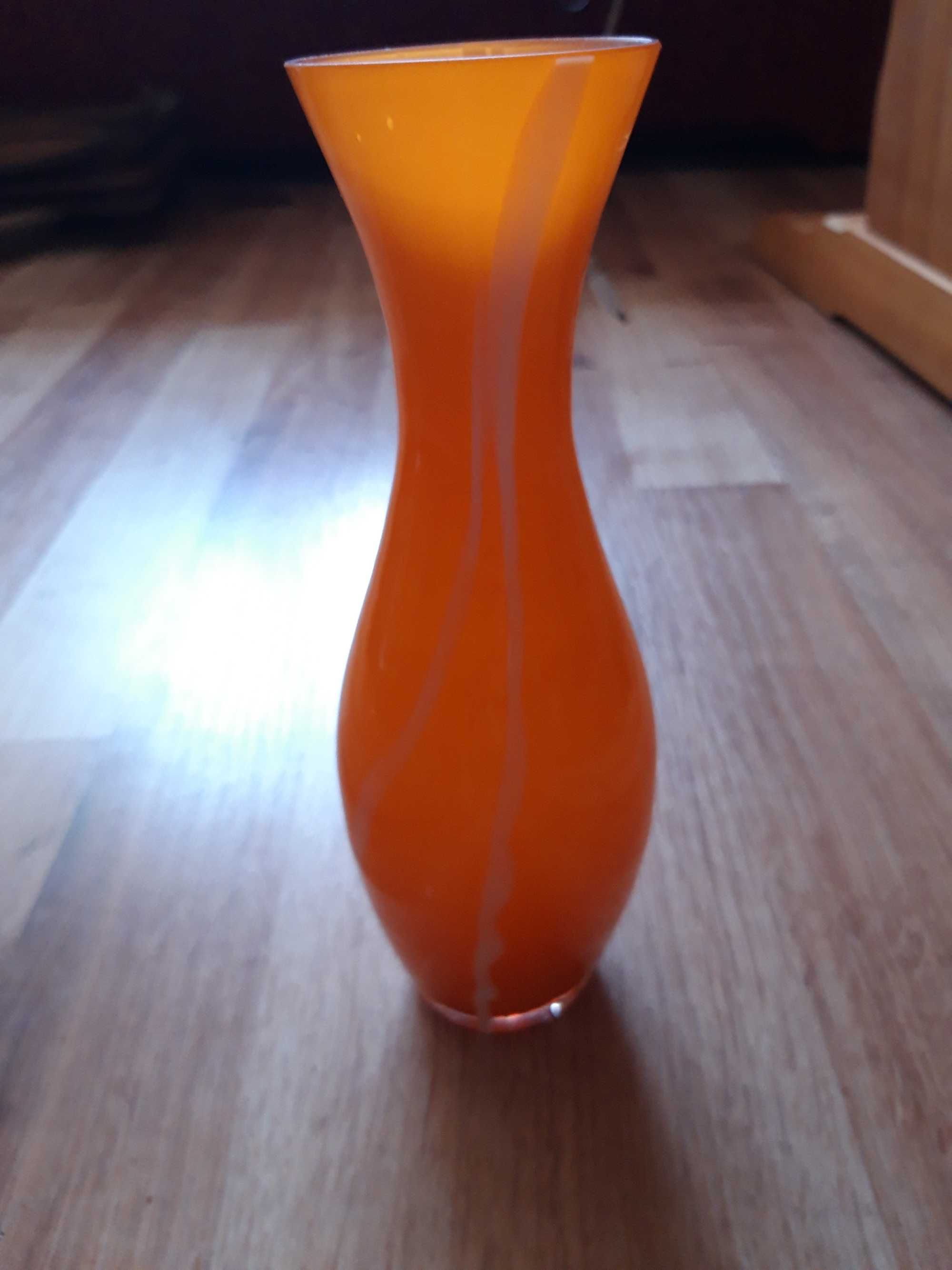szklany wazon pomarańczowe szkło