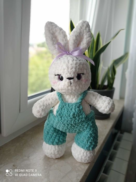 Duży króliś na szydełku w ogrodniczkach dostępny od ręki