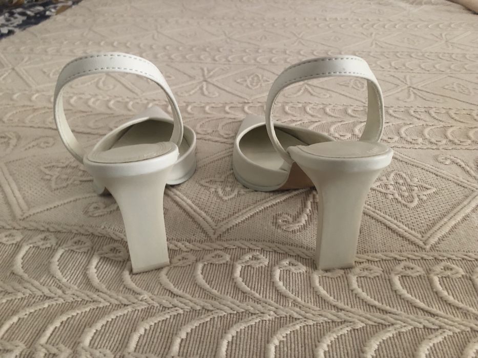 Sapatos brancos salto alto stradivarius