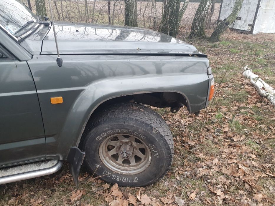 Nissan Patrol Y 60 Błotniki przednie L