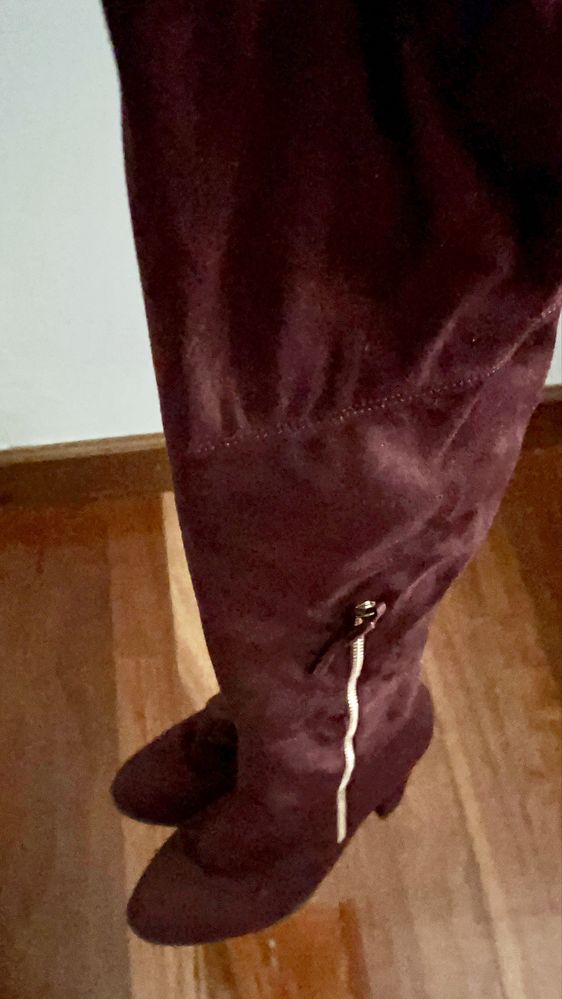 Botas em tecido tipo veludo a imitar camurça em bordeaux de cano alto