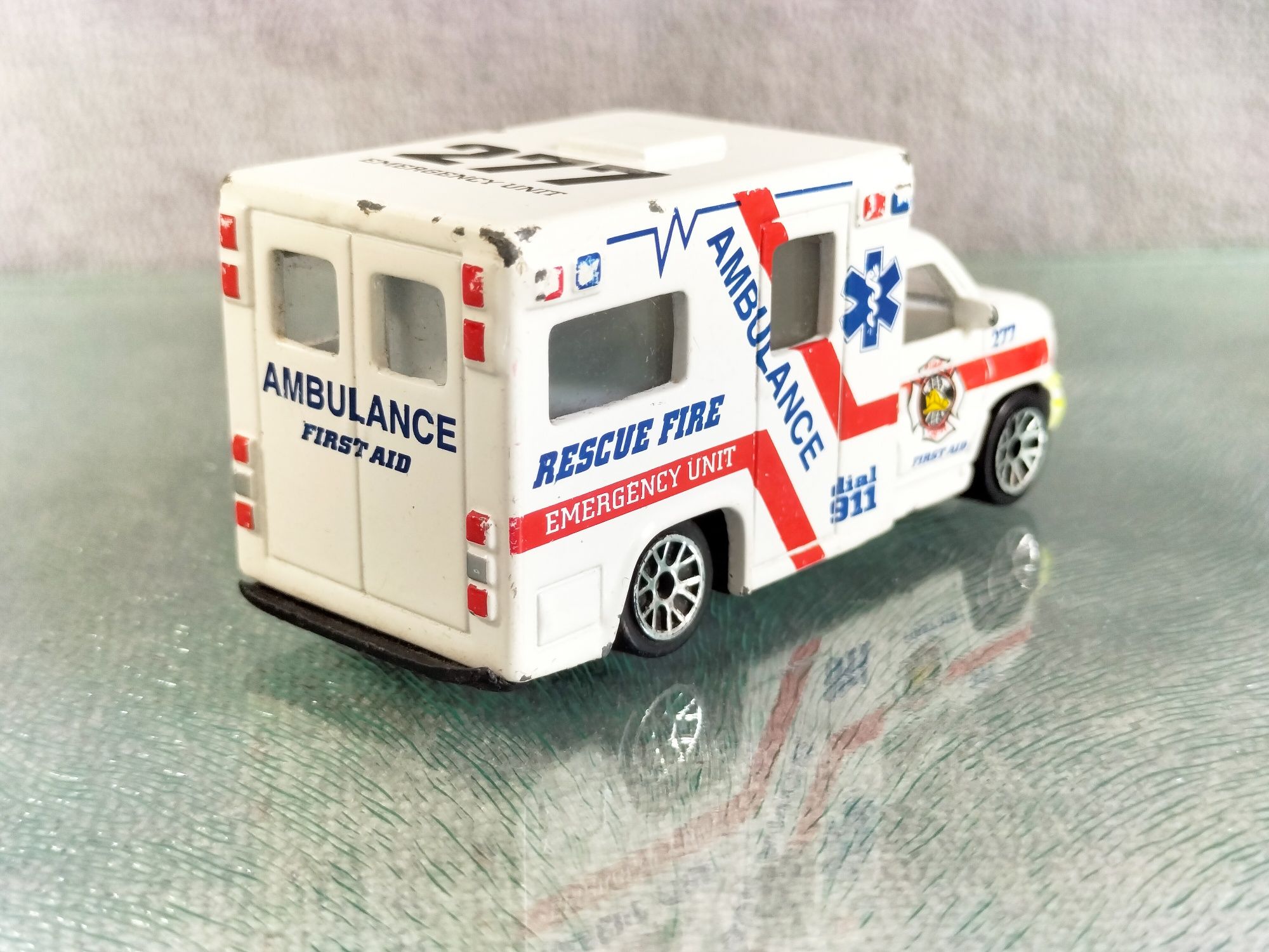 Model samochodu Ford F-Series Realtoy 1/67 Ambulans  227
