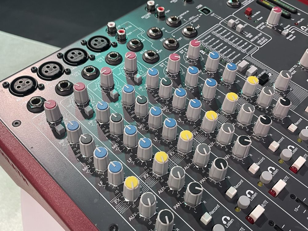 Mesa de som Allen & Heath ZED60-10FX