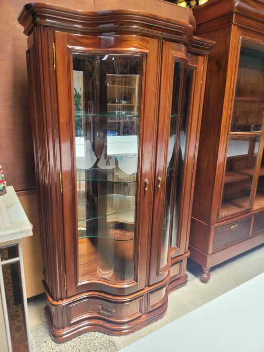 Excelente cristaleira em madeira maciça com prateleiras em vidro e f