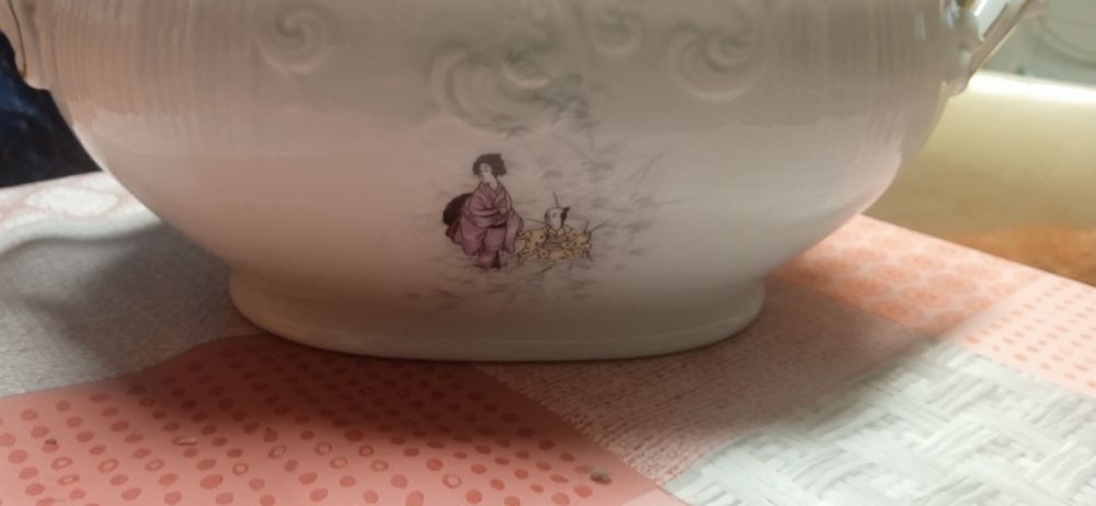 Louça porcelana terrina para a sopa ,vários pratos de sobremesa.