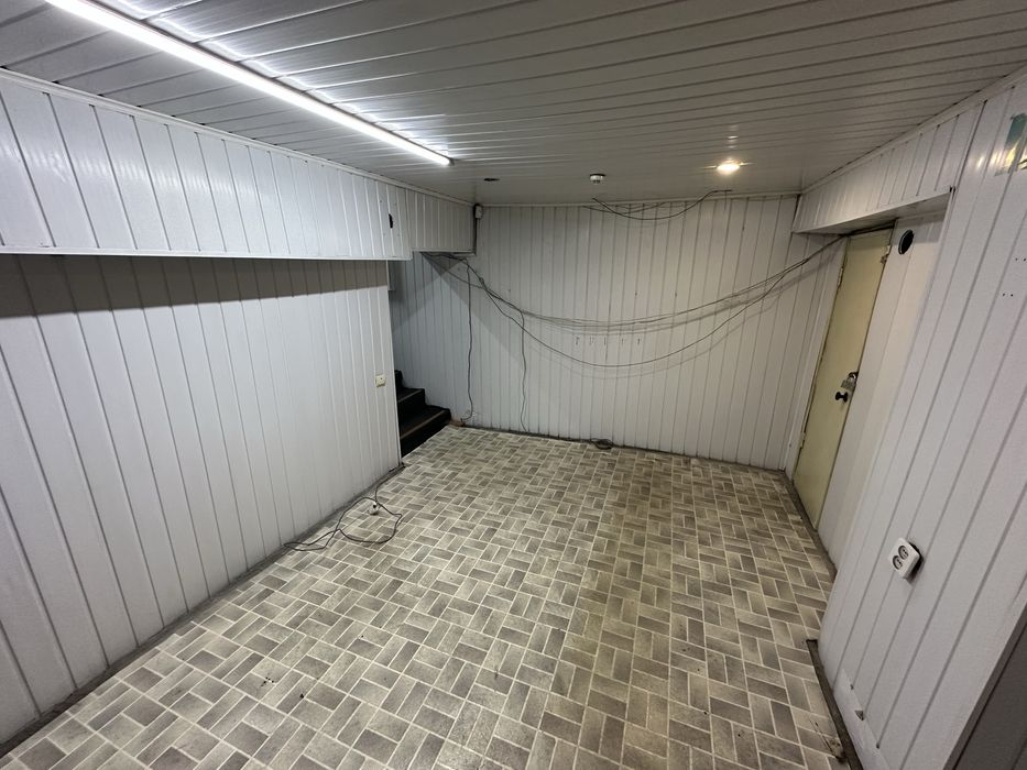 Оренда офісу 220 м² — 7 кабінетів, цоколь, вул. Незалежної України, 51
