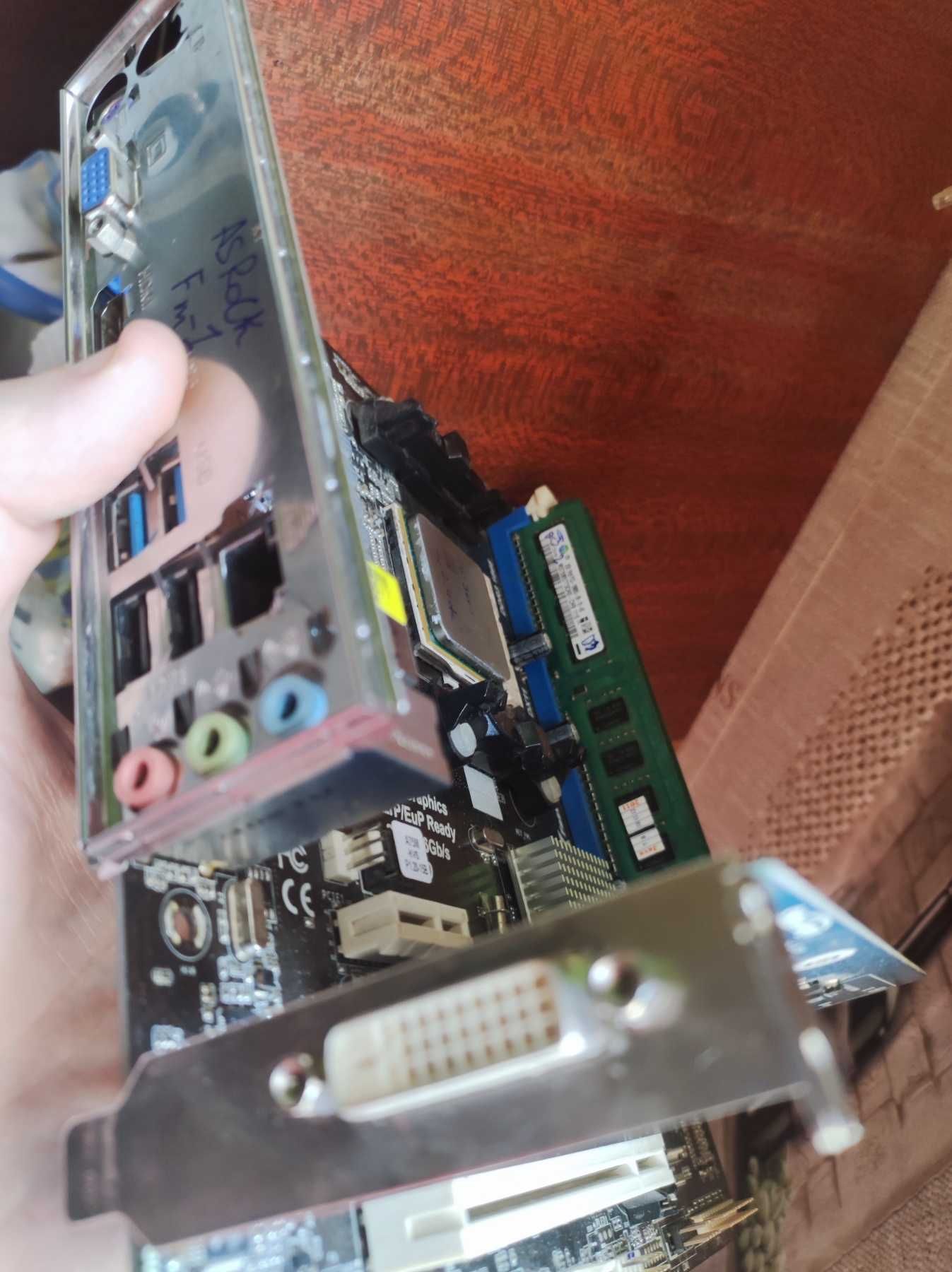 Материнска FM1 A6-3600 AsRock с 4ядер  +видеокарта Radeon / +16GB озу