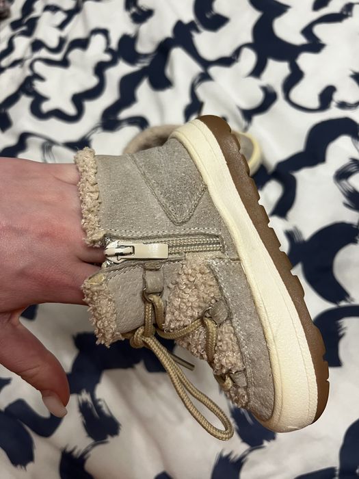 Зимове взуття на дівчинку