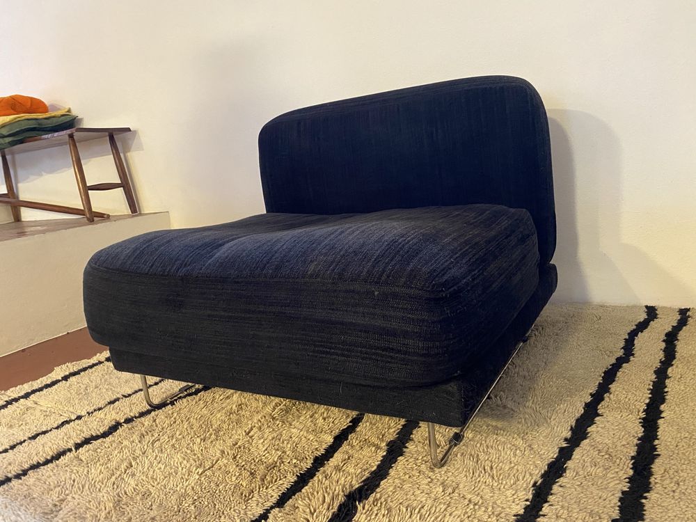 Conjunto de 2 sofás pretos + apoio para pés