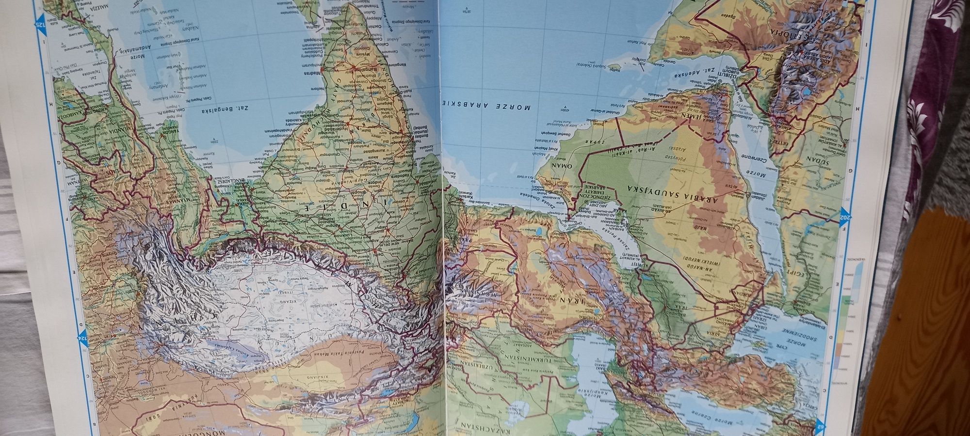 Duży ilustrowany Atlas Świata Mapy 330 str Przegląd Readers Digest A3