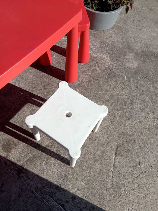 Stolik z krzesłami dla dzieci