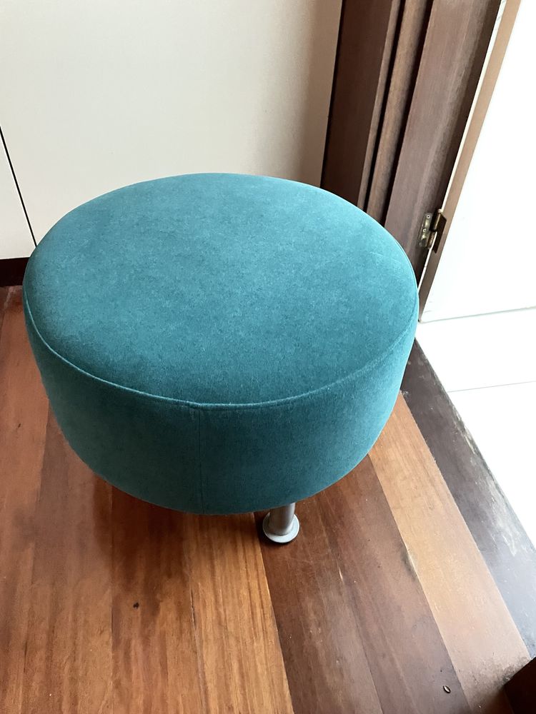 Puff redondo como novo azul água