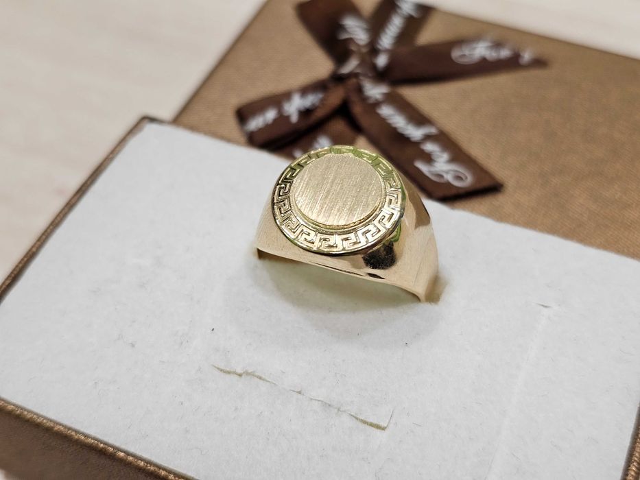 Okrągły męski sygnet w greckim wzorze PR 585