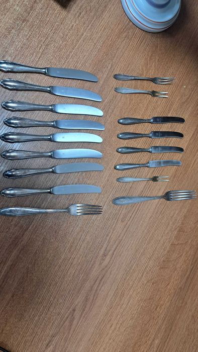 Komplet posrebrzanych sztućców – noże i widelce – 17 sztuk (309)