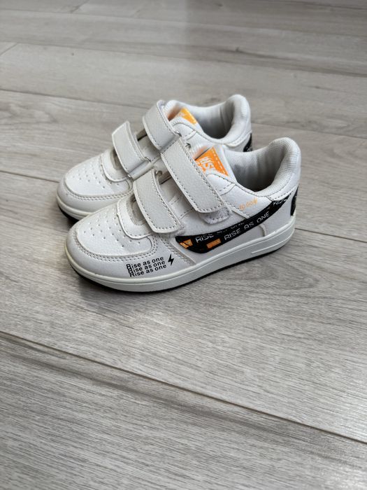 Кросівки білі для хлопчика 28 розмір