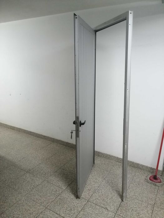 Porta de serviço de alumínio Ripado, Cor cinza 205x85 Aprox.