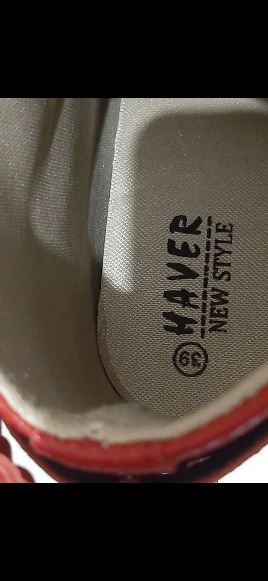Czerwone sneakersy na koturnie  marki HAVER rozmiar 39.