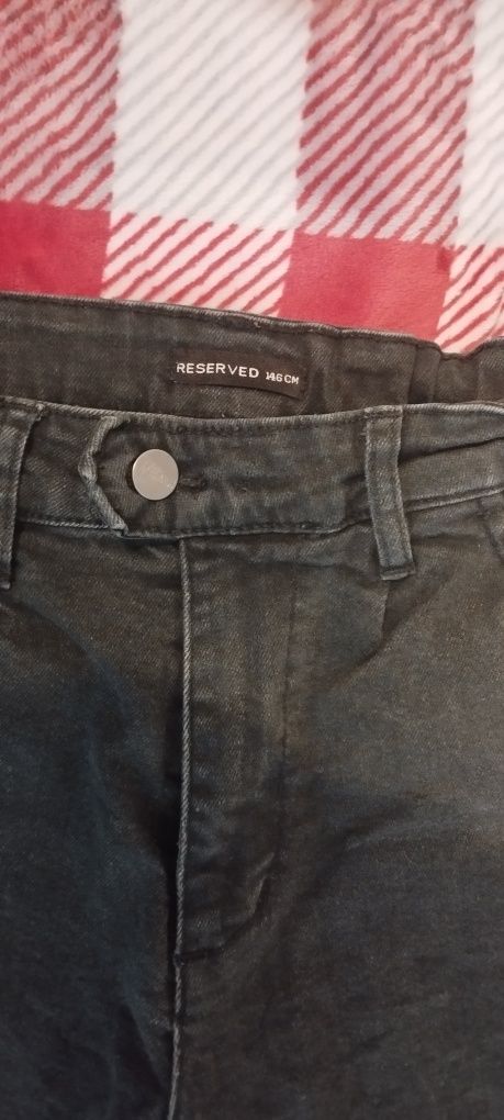 Czarne jeansowe spodnie chłopięce, Reserved, 146 cm.
Długość 87 cm.