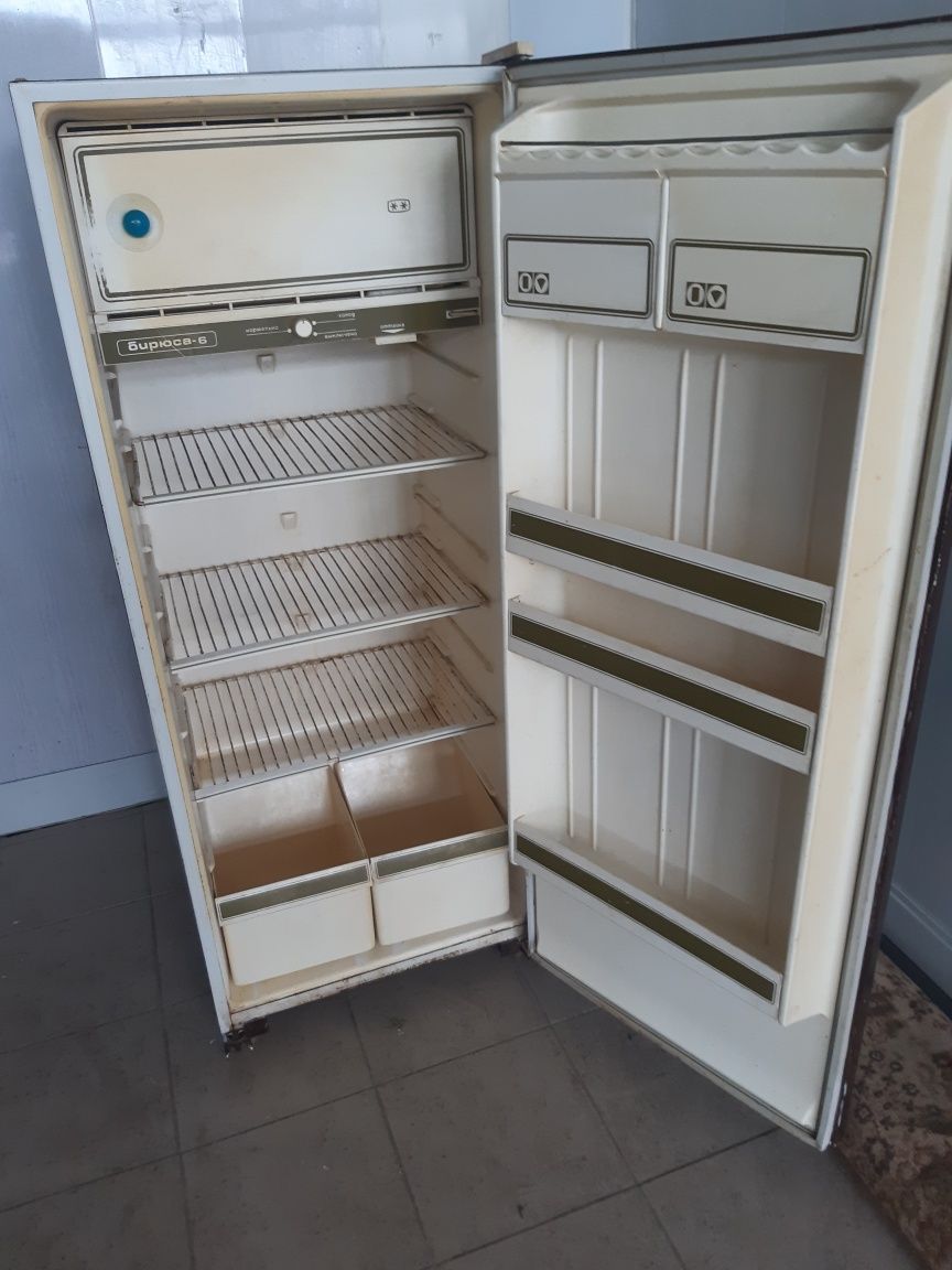 Утилизация старых нерабочих холодильников.