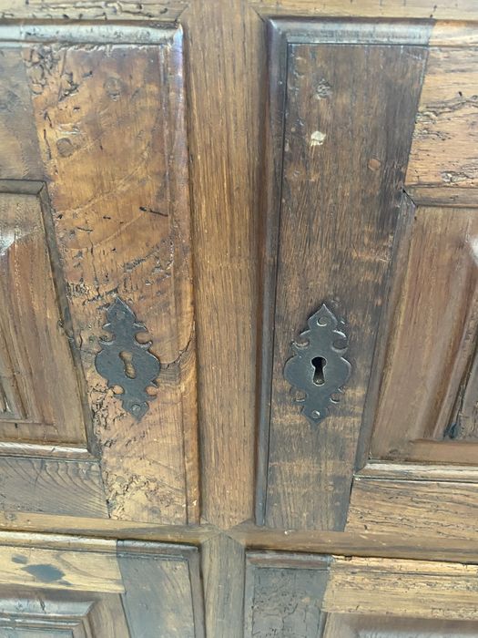 Antigo móvel de parede adaptado