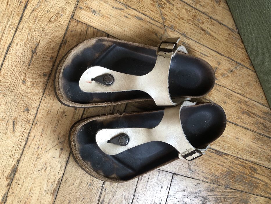 Birkenstock бежеві з золотавим відтінком. Справді дуже гарні :))