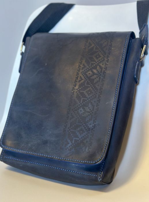 Шкіряна чоловіча сумка-планшет з патріотичним гравіюванням-вишиванка