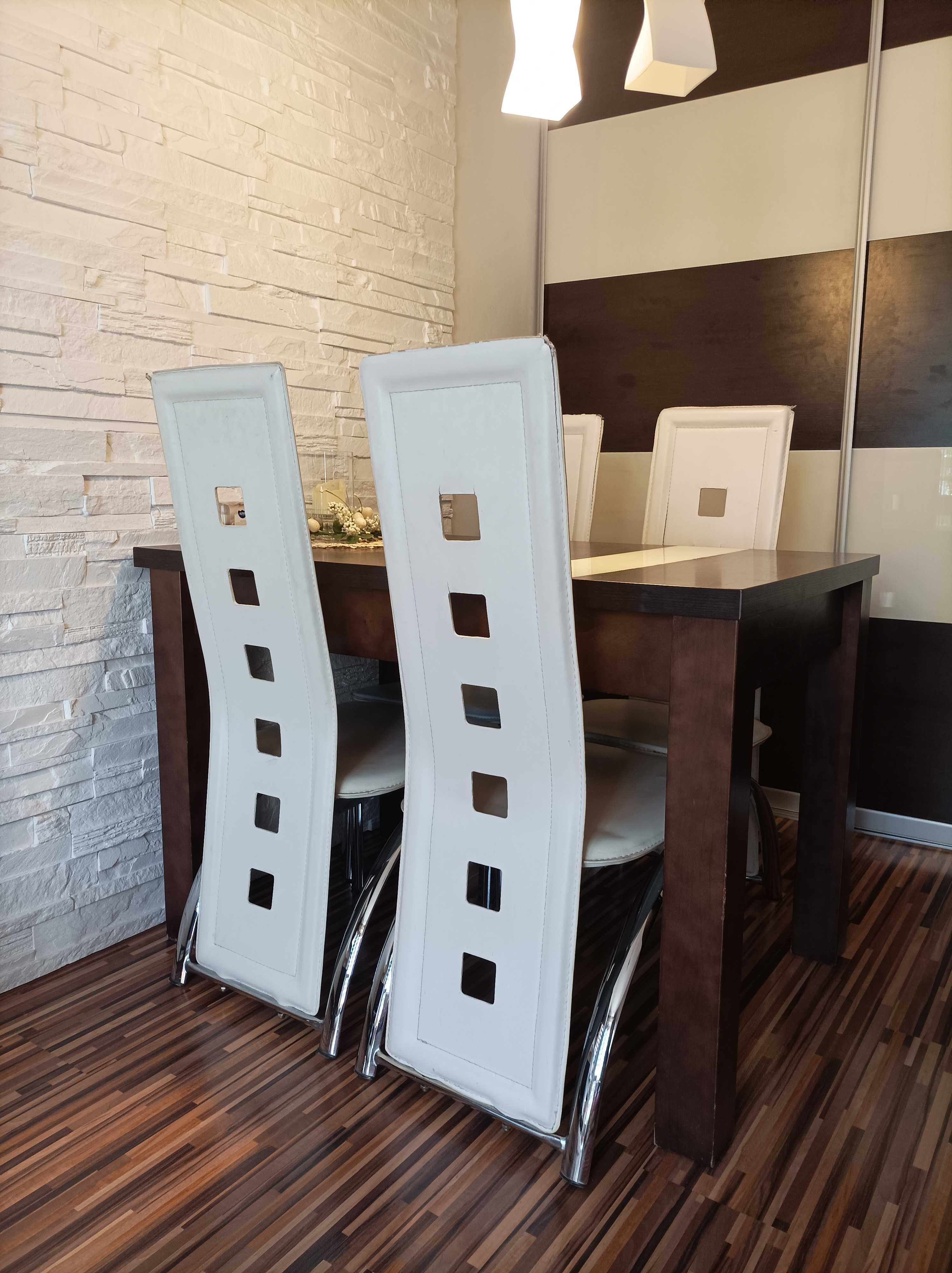 Komplet 4 krzeseł ecru na chromowanych stelażach do salonu jadalni