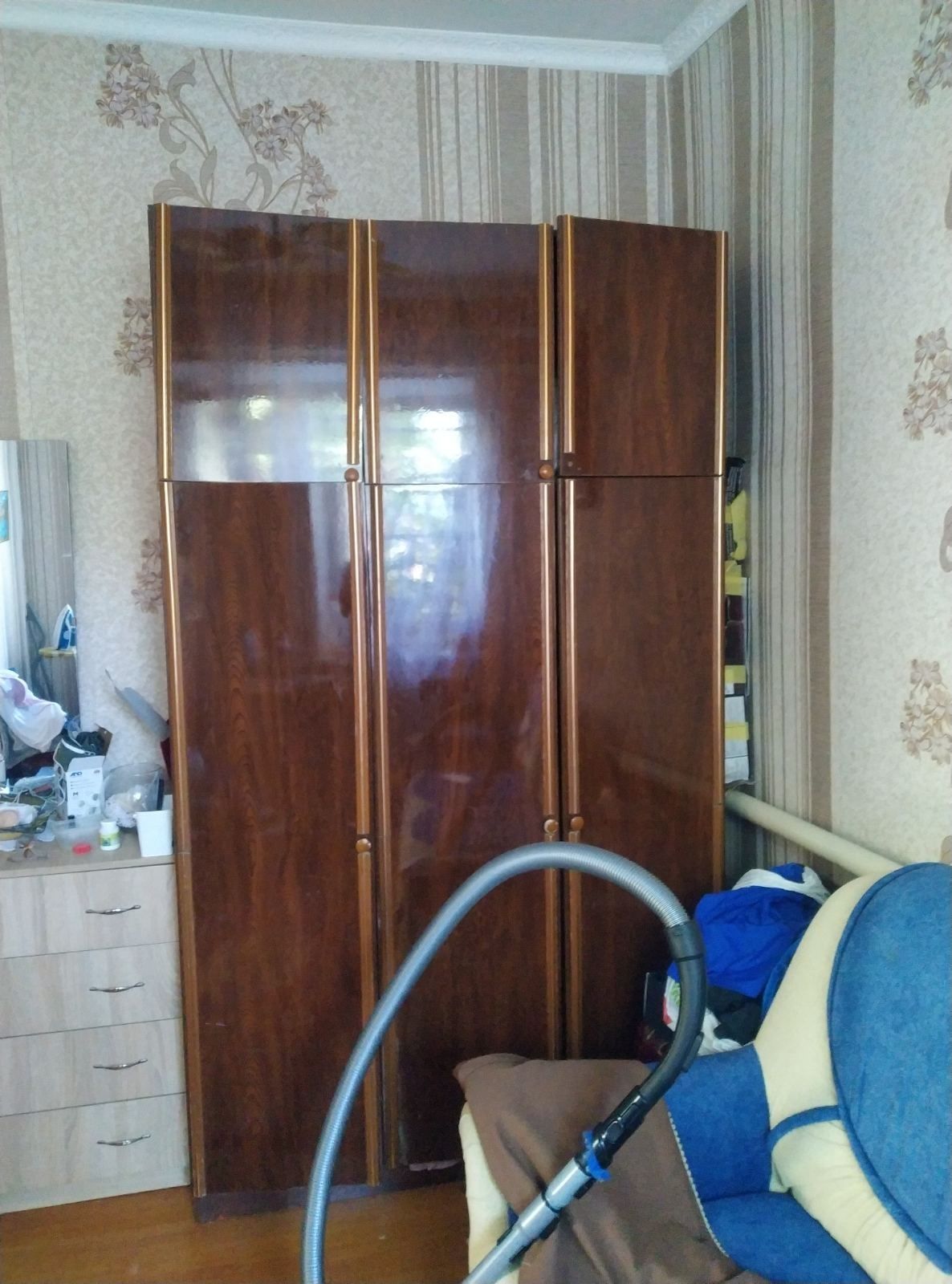 Отдам бесплатно шкаф, самовывоз р-н Анголенко