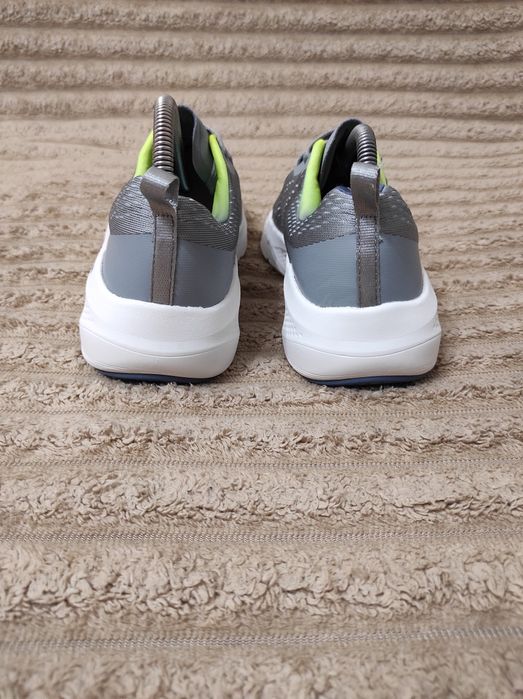 Оригінальні спортивні кросівки Skechers go run