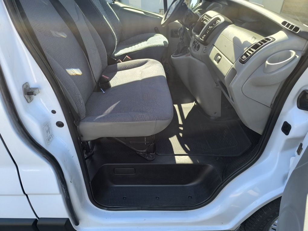 Renault Trafic 1.9dci long 6 osób klimatyzacja