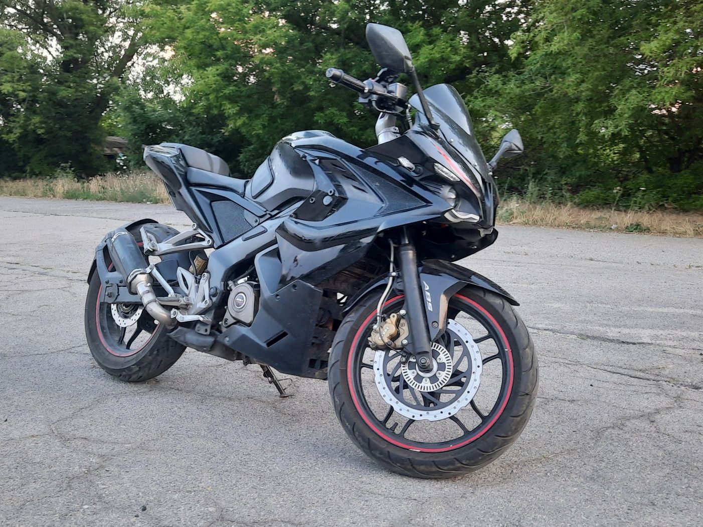 Bajaj pulsar rs 200