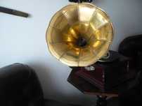 gramofon z tuba nakrecany na korbe