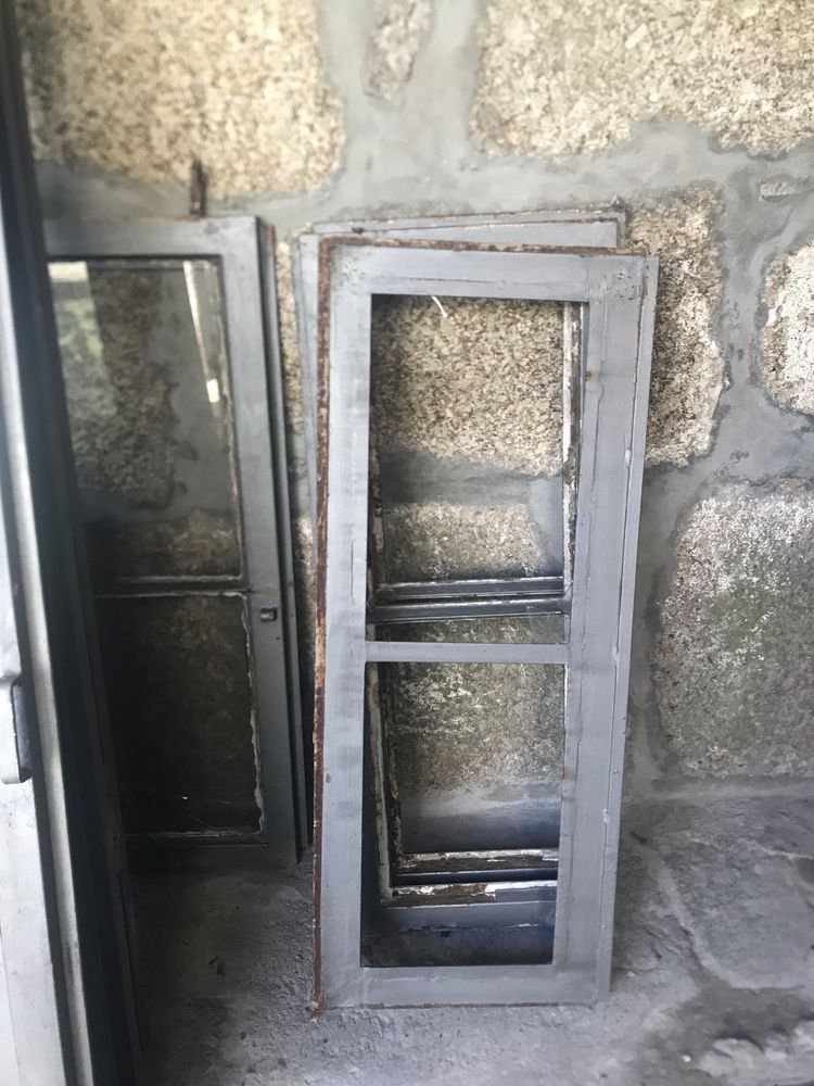 Portas em ferro cor cinza