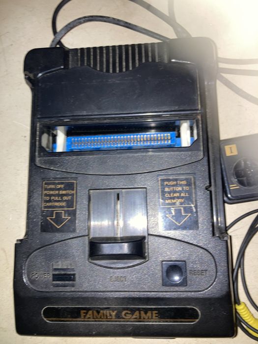 Consola de jogos antiga em bom estado