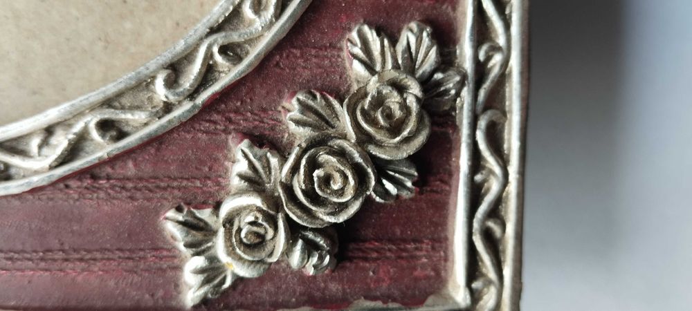 Moldura vintage estanho e madeira