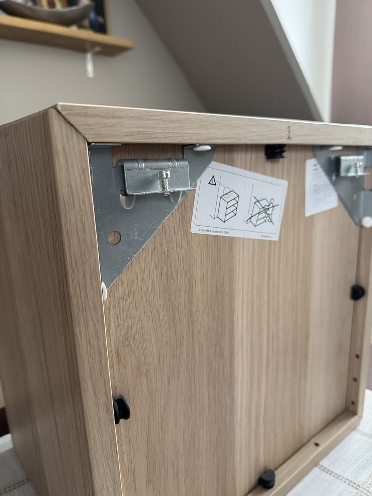 Szafka EKET Ikea z szklanymi drzwiczkami oraz szyną
