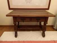 Mesa de apoio com duas gavetas