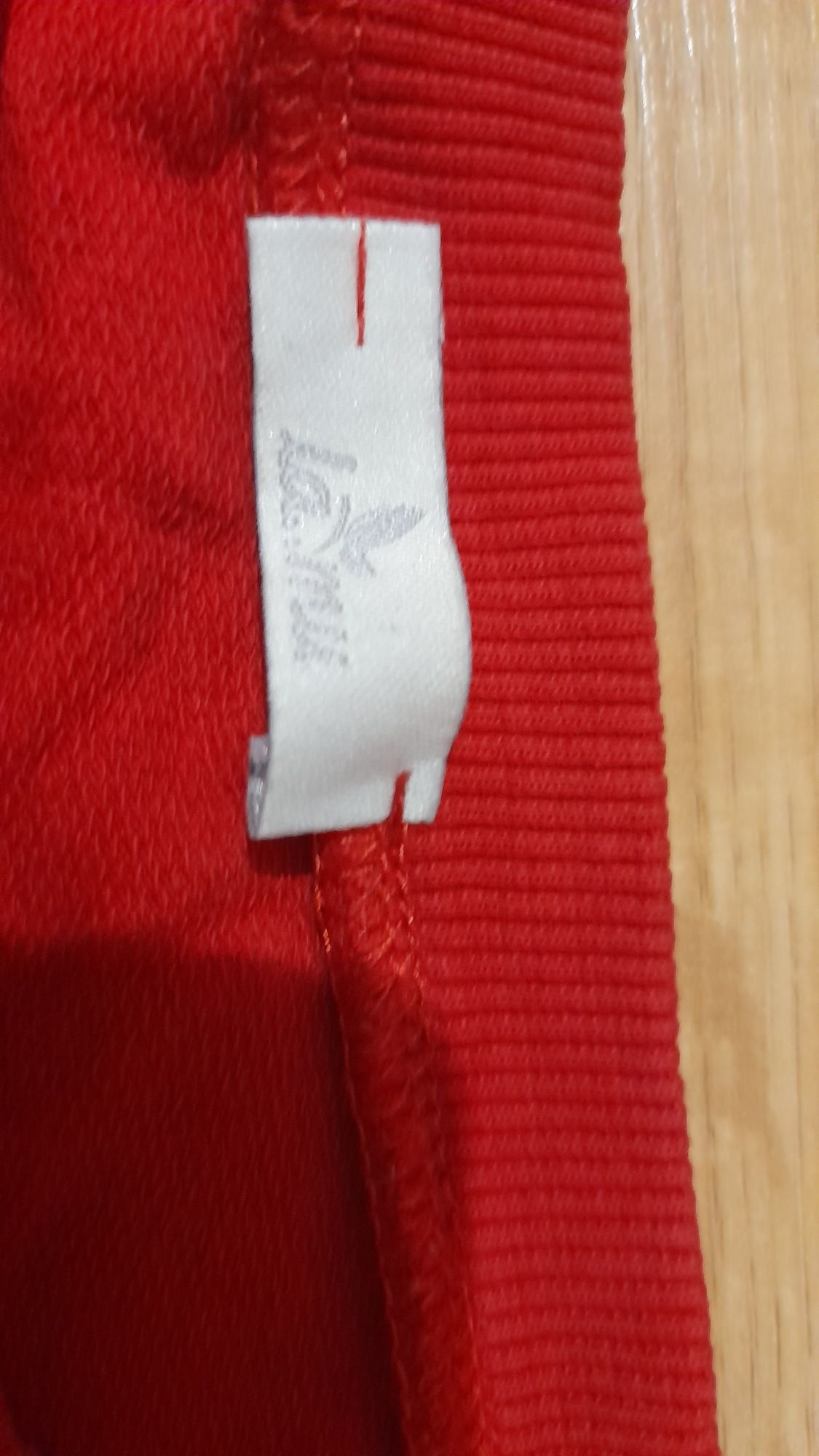 Sportowa Bluza czerwona ze zlotymi napisami