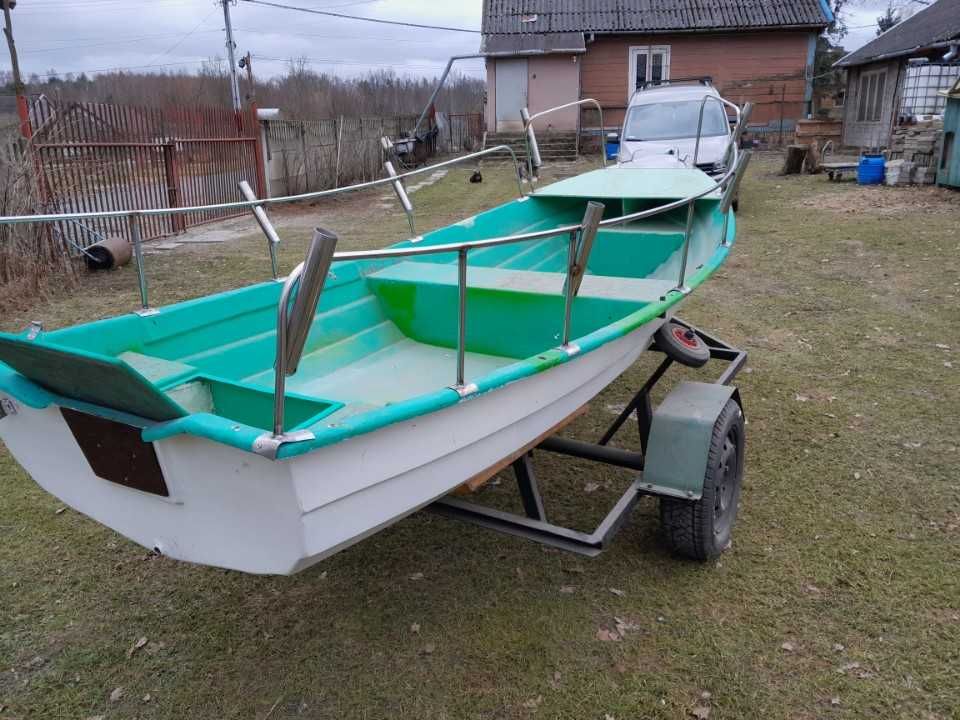 Łódka wędkarska plastikowa wiosłowa z silnikiem i kotwicą