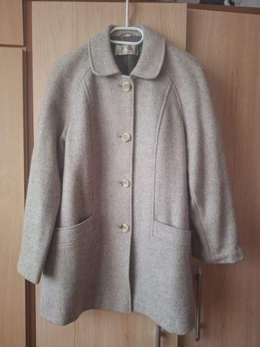 Beżowy wełniany plaszcz