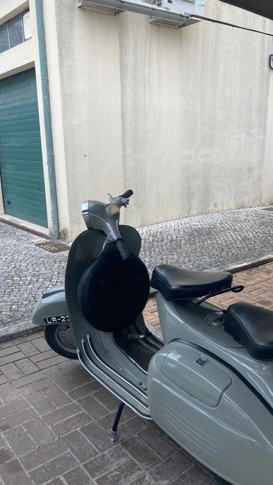 Vespa Sprint de 1968 rigorosamente restaurada e em perfeito estado.