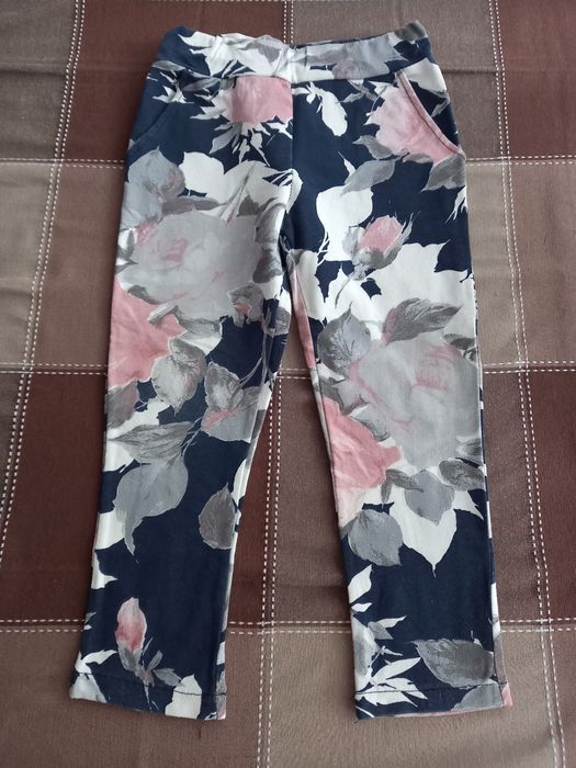 Dres, komplet dziewczęcy, motyw kwiatowy, rozmiar 104