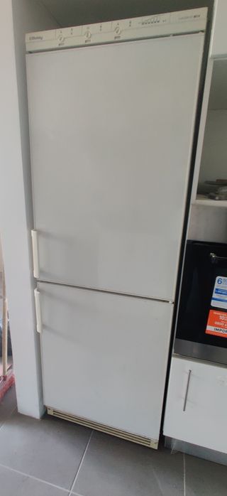 Frigorífico com congelador