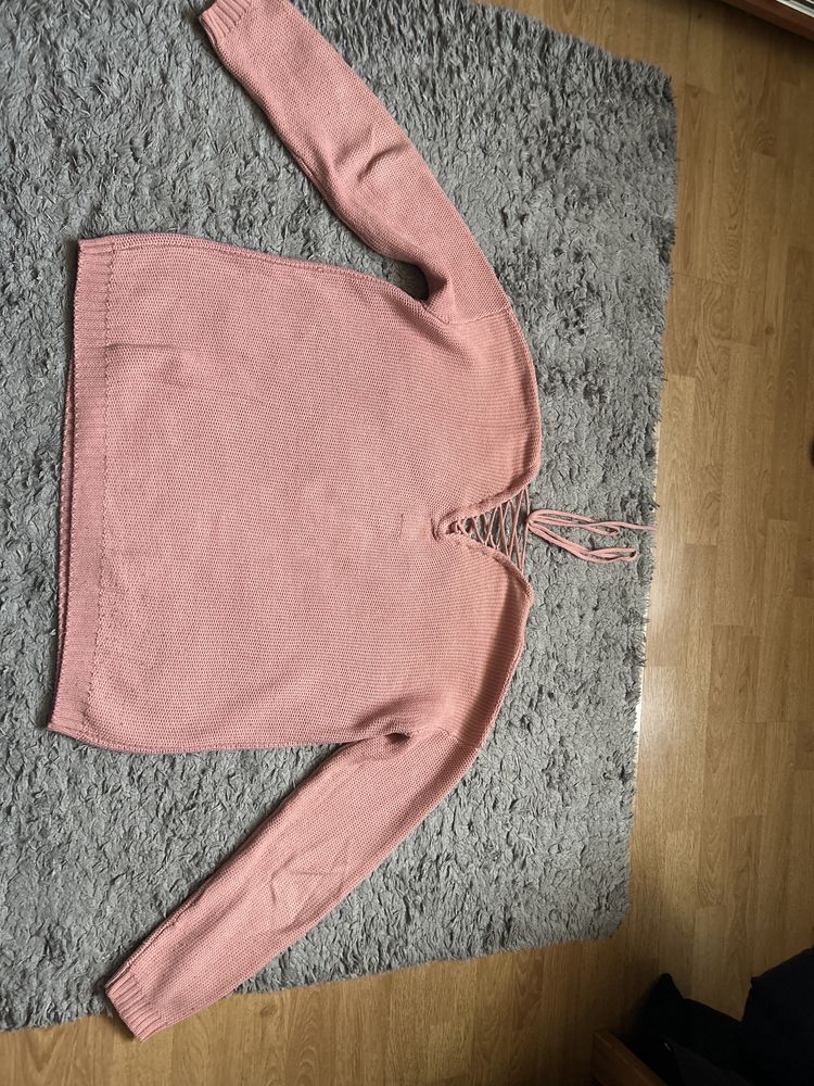 Sweter z ozdobnymi plecami