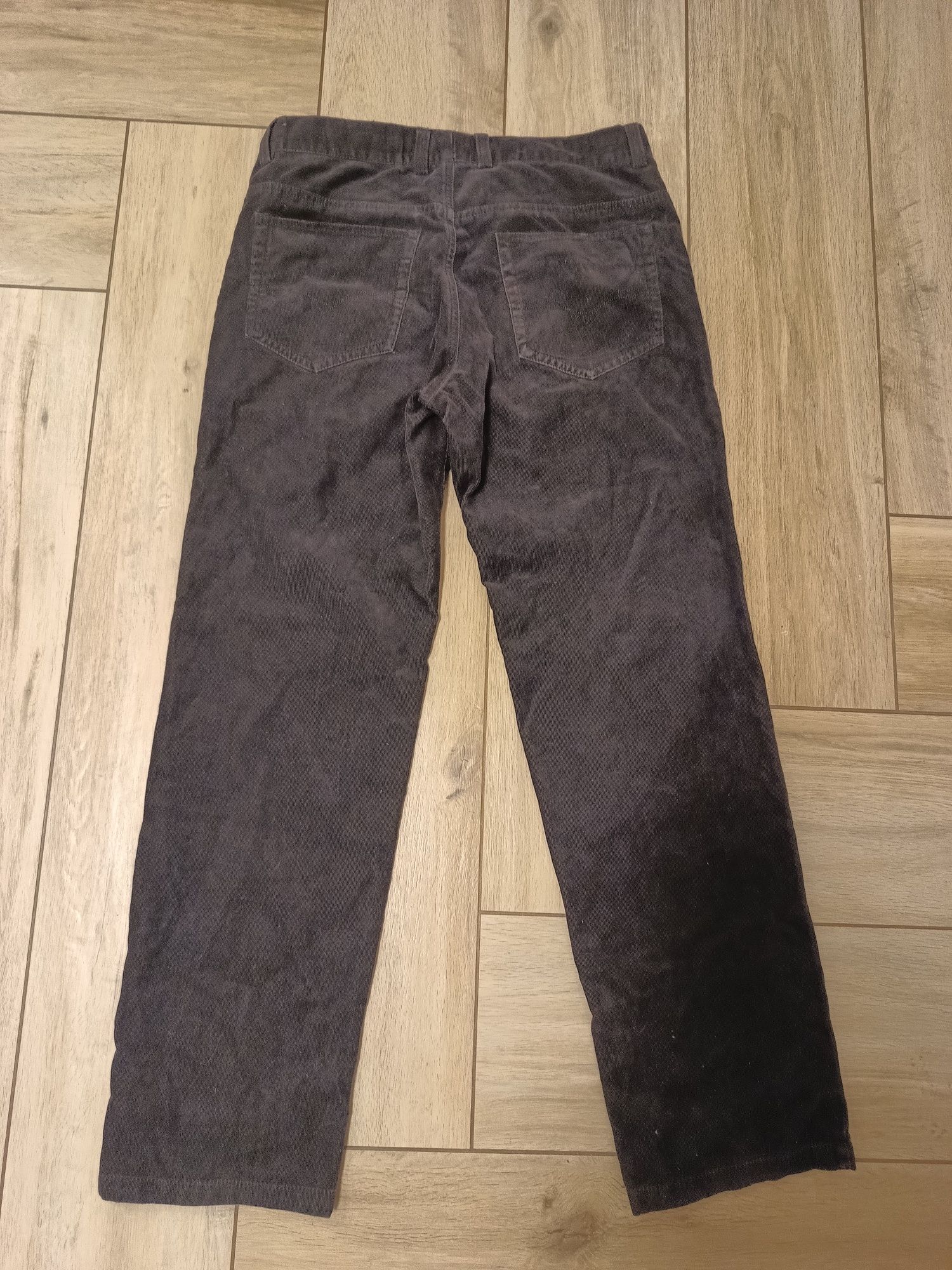 Czarne męskie sztruksowe spodnie 32/32 marki Carry